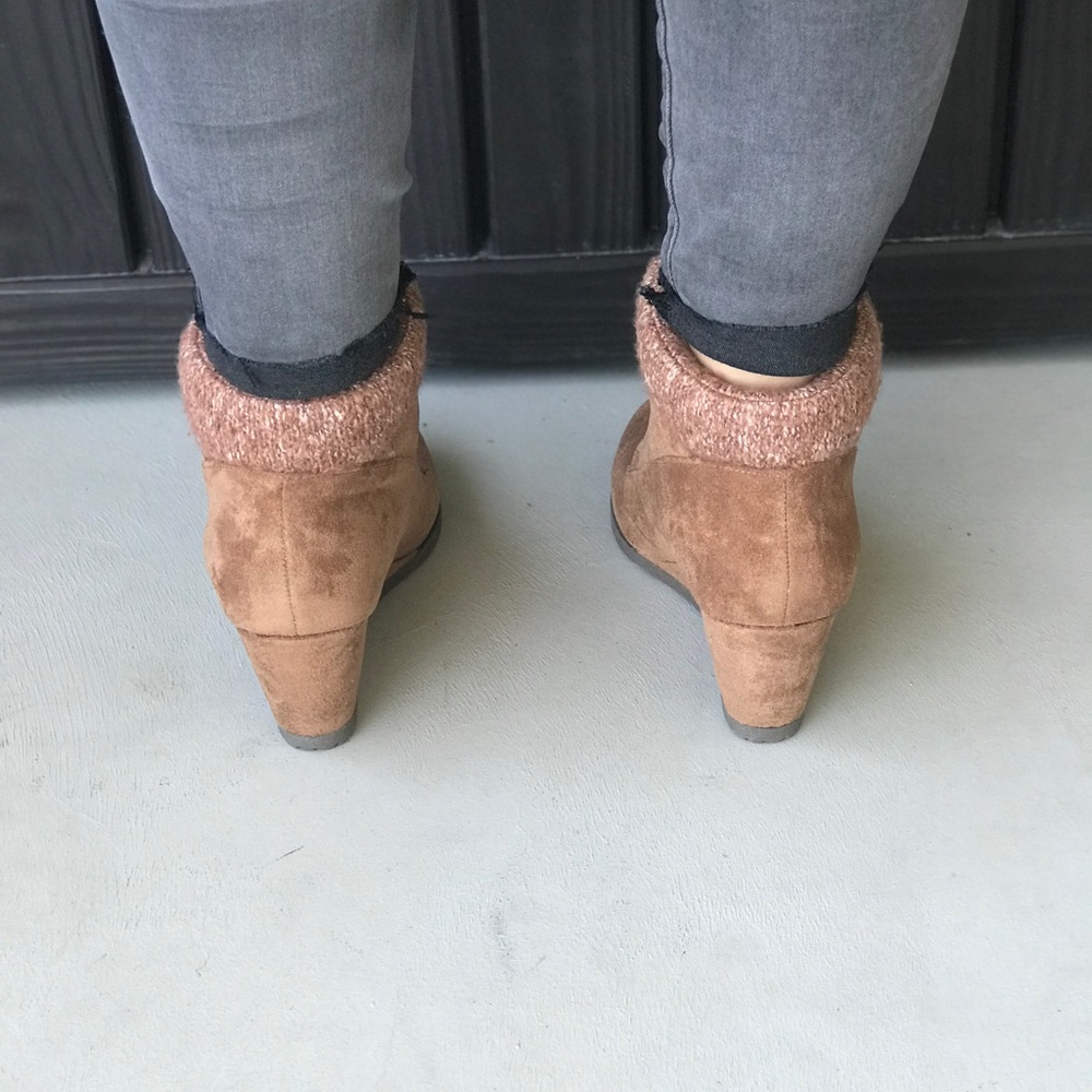 Sporty Sweater Lined Lace Up Wedge Booties - Picture 3 of 8